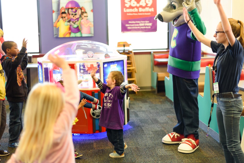 chuck e cheese dancing with children at their birthday