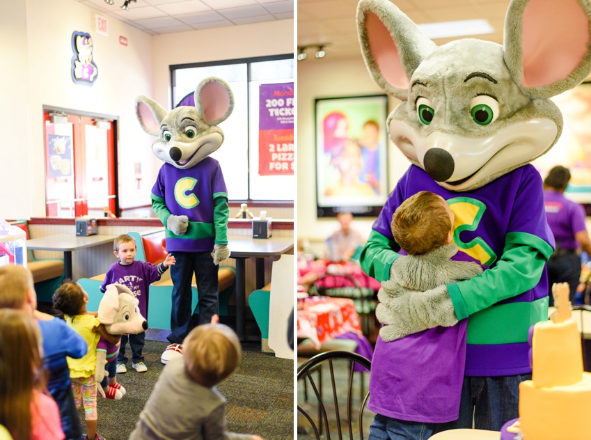 chuck e cheese talking and dancing with kids