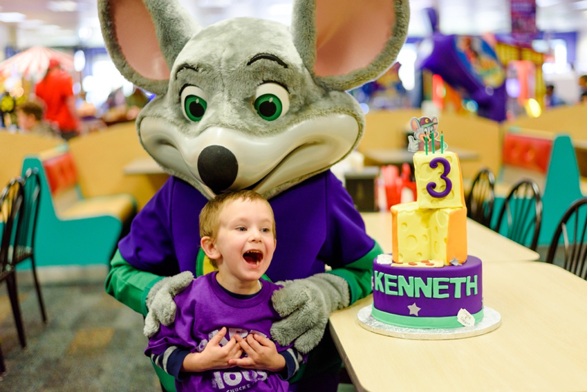 photo of child and chuck e cheese in roanoke