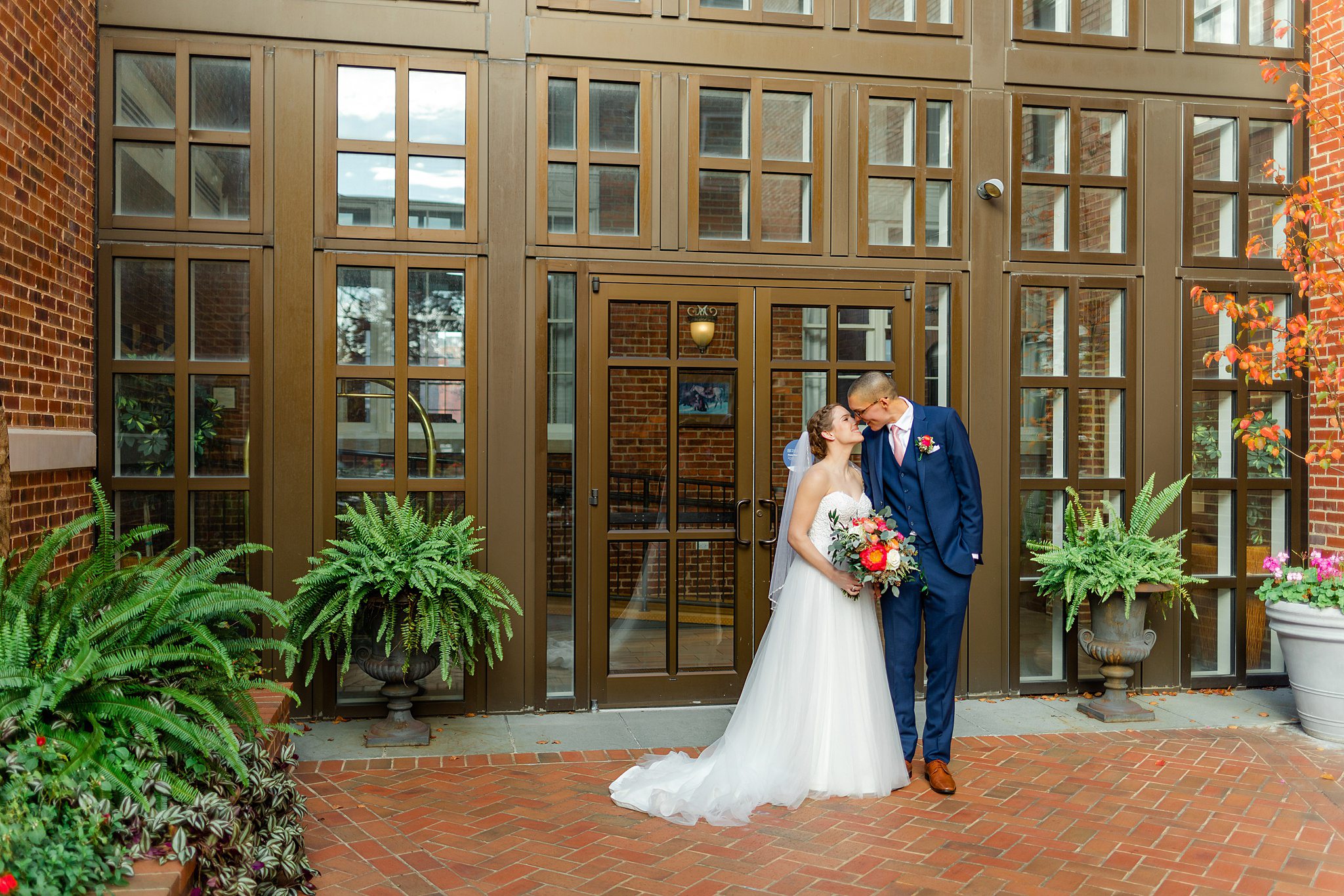 courtyard wedding photos at George Washington Hotel