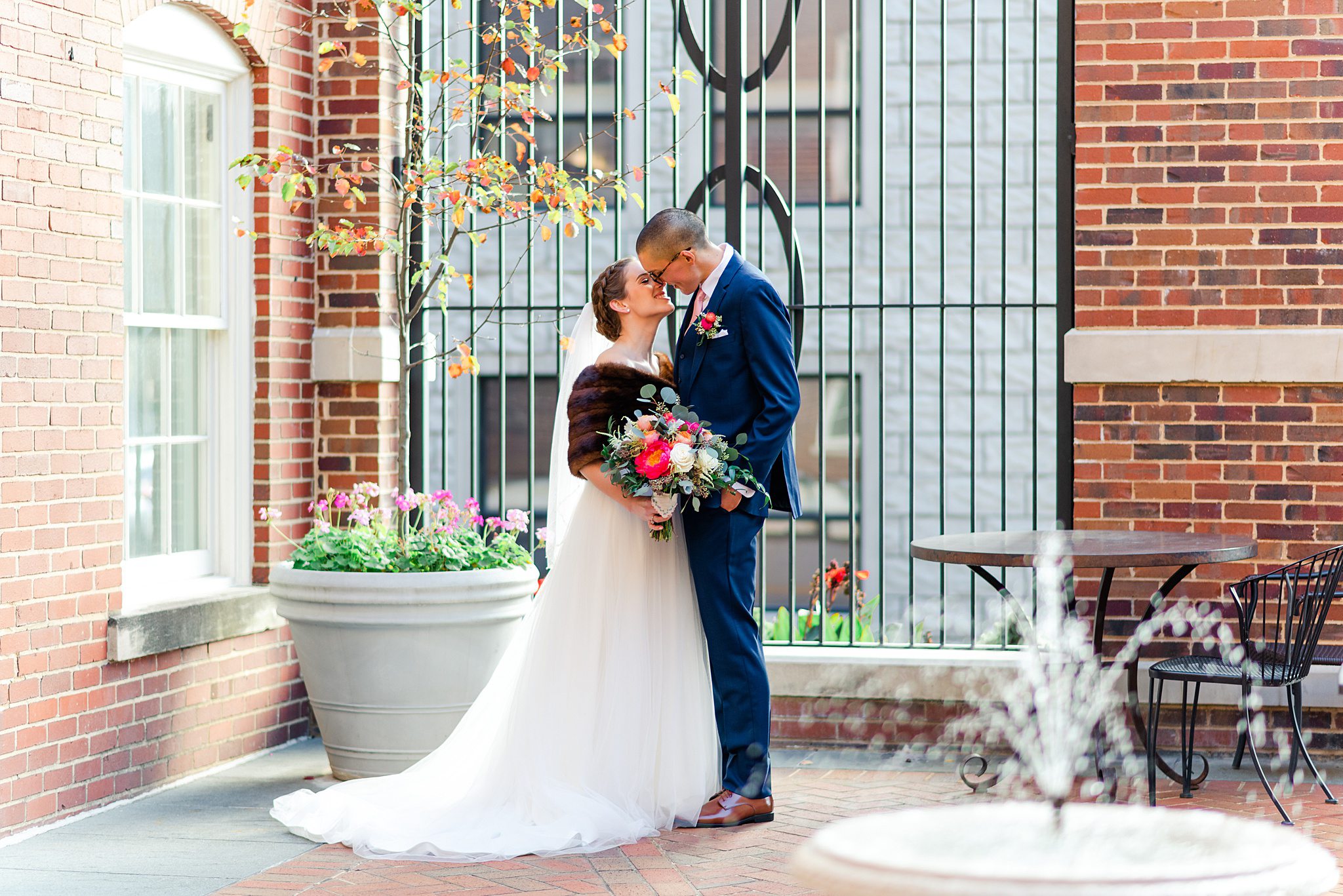 George Washington Hotel courtyard wedding photos