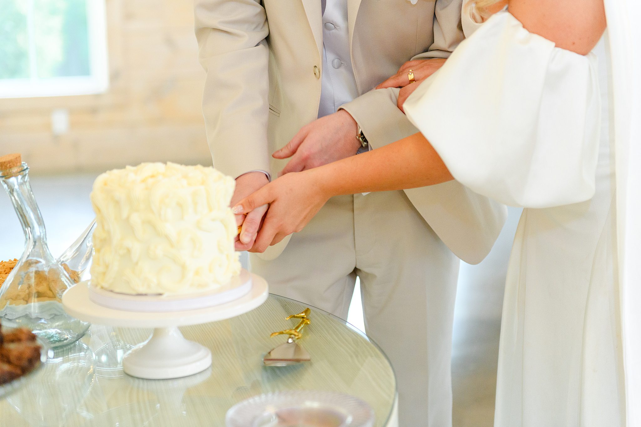 wedding cake cutting
