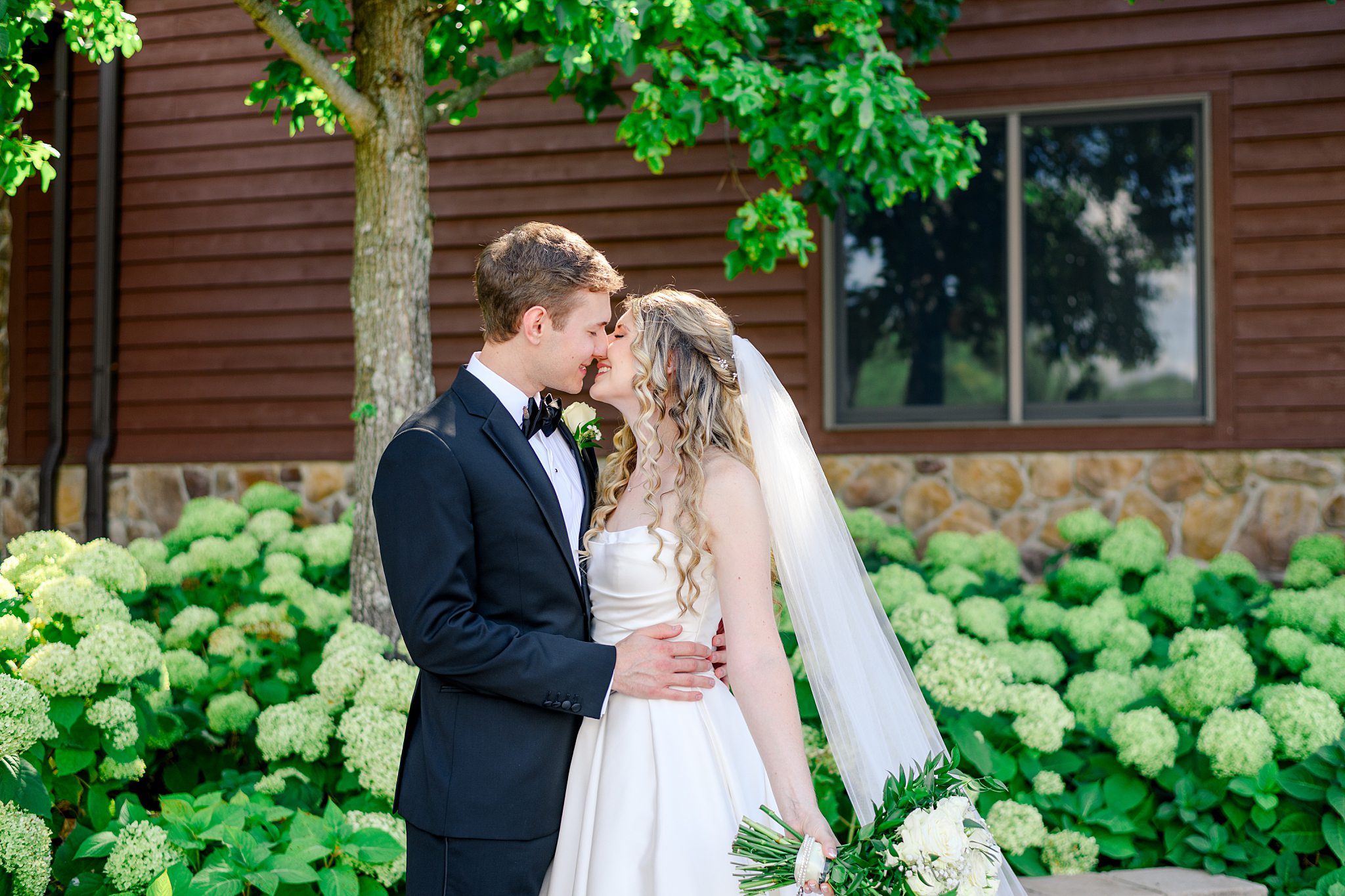 couple kissing